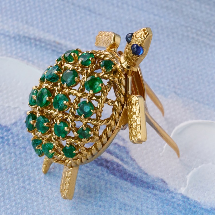 Cartier Emerald and Sapphire Turtle Brooch, 18 Karat Yellow Gold