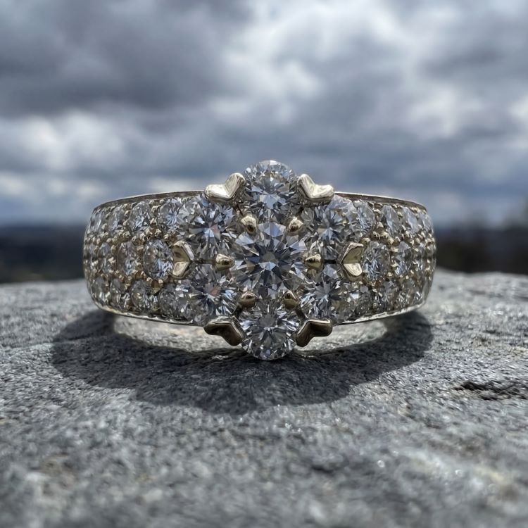 Van Cleef & Arpels Diamond Fleurette Ring, 18 Karat Yellow Gold